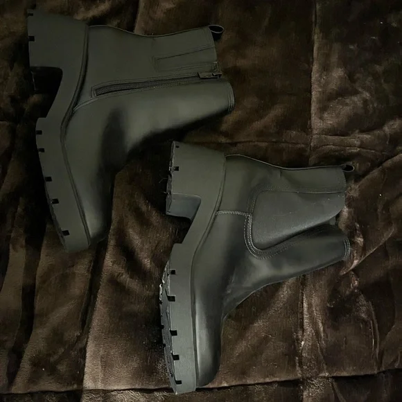 Torrid Lug Sole Chelsea Booties brand new - Picture 4 of 6